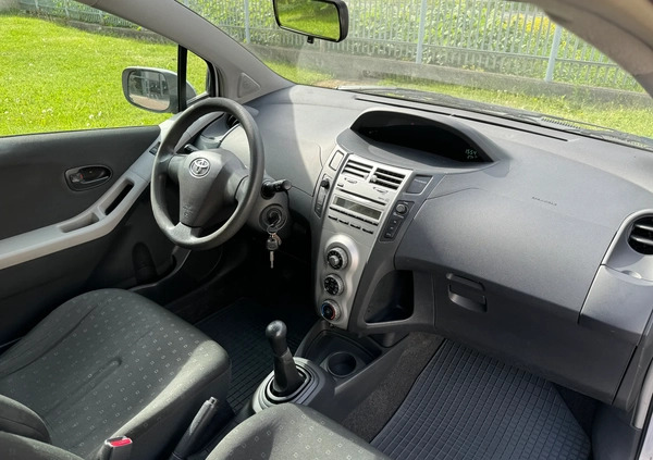 Toyota Yaris cena 9700 przebieg: 305000, rok produkcji 2006 z Połaniec małe 79